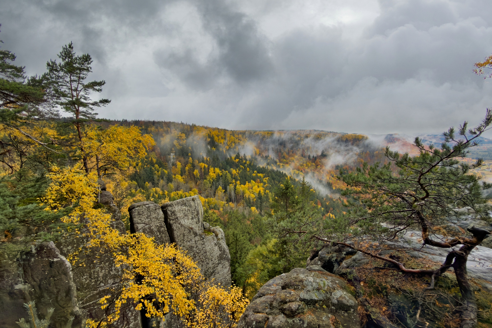 20251025 Radkowskie Skalne Bastiony Pielgrzym Nikaca Laka IP16P 009 IMG 2514 social